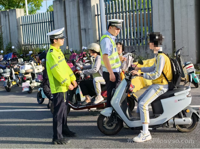 县交管大队与教体局联合开展开学季二三轮车骑行安全宣传教育活动​