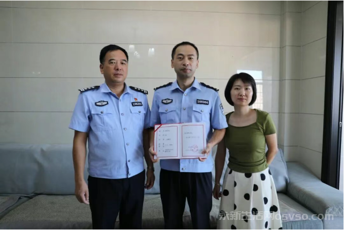 永新县公安局组织开展“送奖上门”活动 激励奋进再前行