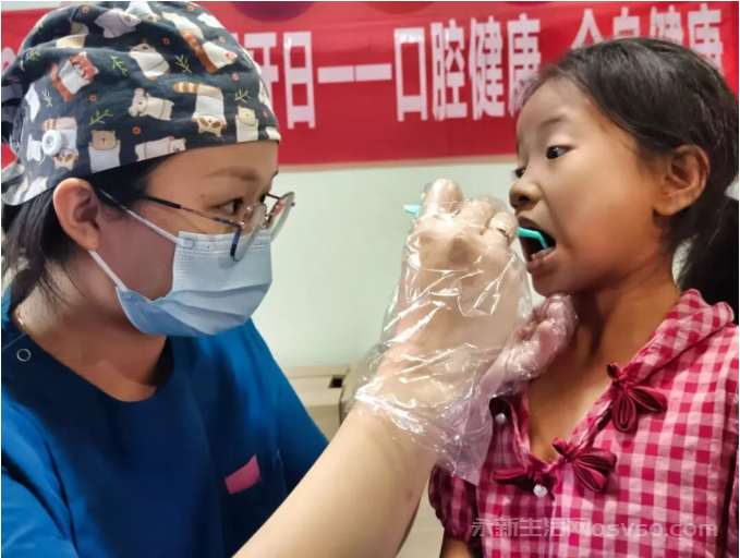 永新县青少年宫举行“关爱儿童口腔健康”活动图2