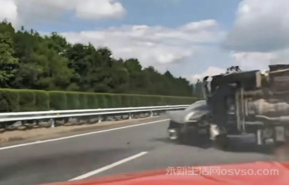 泉南高速吉安市永新县路段发生一起因小车强行变道引发的道路交通事故