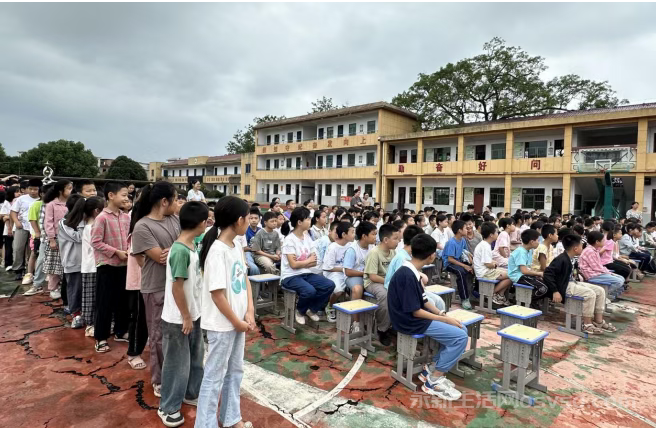 龙门中心小学举行2025年秋季“尹莉蕾女士爱心助学金”发放仪式