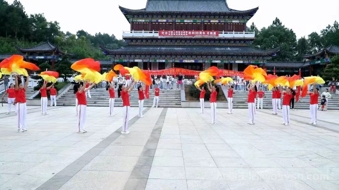 永新：百人健身操向祖国献礼