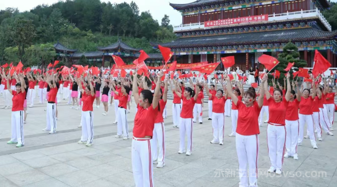 永新:百人健身操向祖国献礼