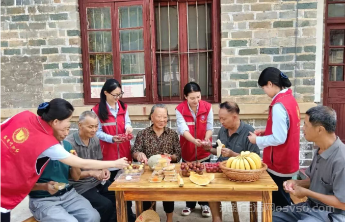 曲白乡曲江村:为村里老人提前送上国庆与中秋的双重祝福