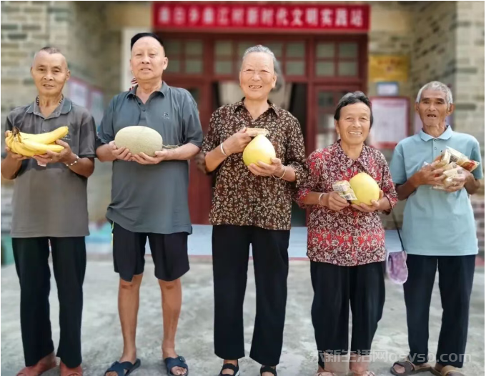 曲白乡曲江村:为村里老人提前送上国庆与中秋的双重祝福