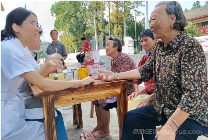 曲白乡曲江村:为村里老人提前送上国庆与中秋的双重祝福