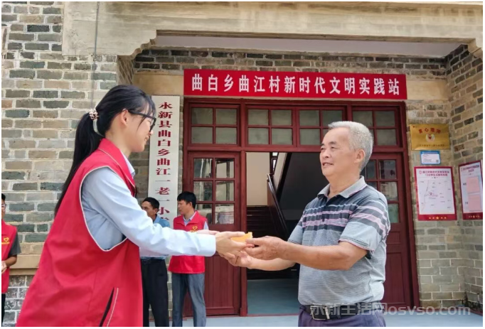 曲白乡曲江村:为村里老人提前送上国庆与中秋的双重祝福
