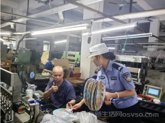 永新交警大队深入企业发放和张贴反光标识3000余份