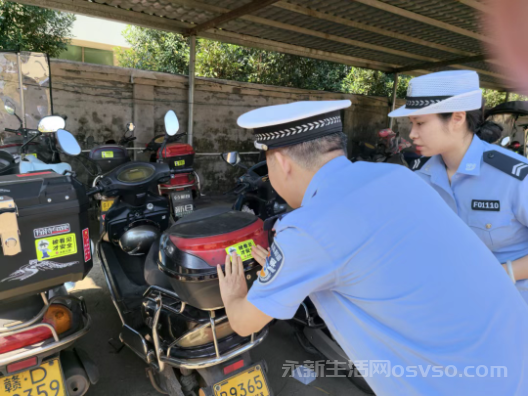 永新交警大队深入企业发放和张贴反光标识3000余份