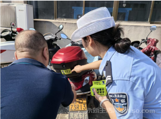 永新交警大队深入企业发放和张贴反光标识3000余份