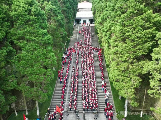 永新县和安福县的近3000名师生齐聚井冈山