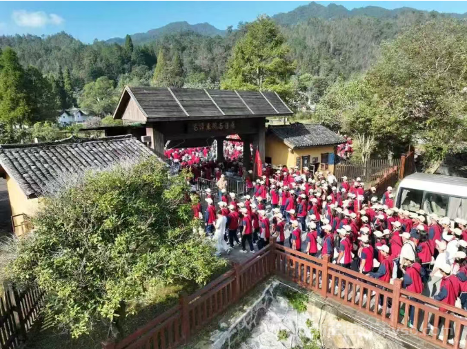永新县和安福县的近3000名师生齐聚井冈山