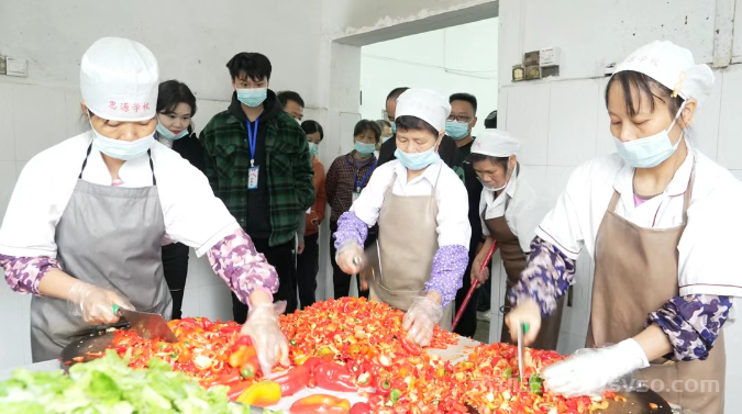 永新县开展“千人万人看食堂”活动 筑牢校园食品安全防线