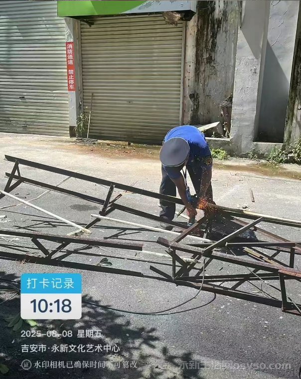 县城区瓦子巷广告牌严重锈蚀 永新城管速拆危牌解民忧图2