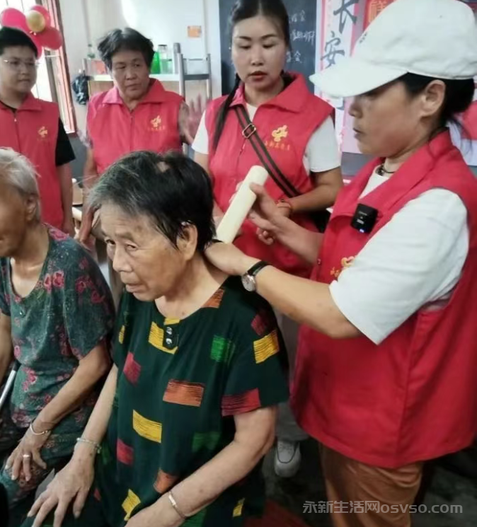 永新县志愿者协会赴澧田镇华山村为八十岁以上老人举行集体过生日话动