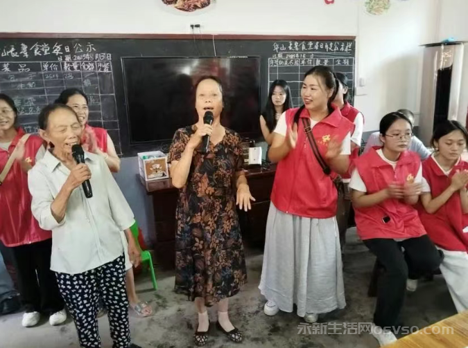 永新县志愿者协会赴澧田镇华山村为八十岁以上老人举行集体过生日话动
