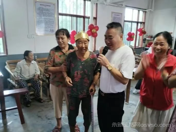 永新县志愿者协会赴澧田镇华山村为八十岁以上老人举行集体过生日话动