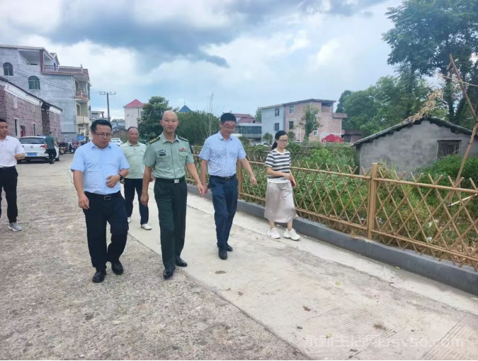 永新县委常委、县人武部政委庄志海深入芦溪乡调研指导工作图2