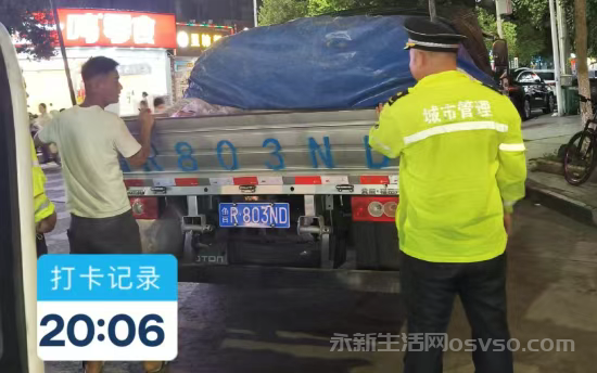 永新县城管执法大队耐心劝导商户规范摆放摊位 整治夜间市容秩序图2