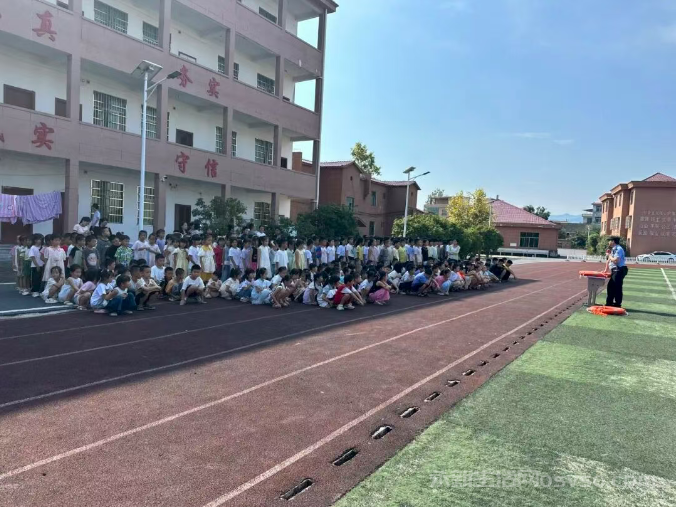 永新龙田派出所走进辖区校园防溺水 “安全课” 回到校园操场