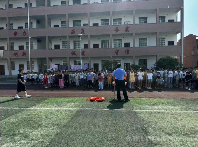 永新龙田派出所走进辖区校园防溺水 “安全课” 回到校园操场