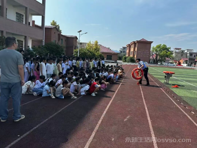 永新龙田派出所走进辖区校园防溺水 “安全课” 回到校园操场