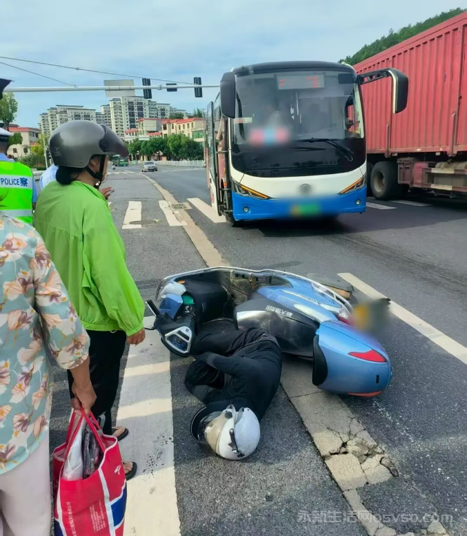 永新县特巡警执勤途中,救助两名受伤群众