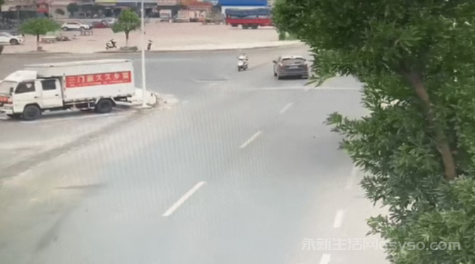 永新县特巡警执勤途中,救助两名受伤群众