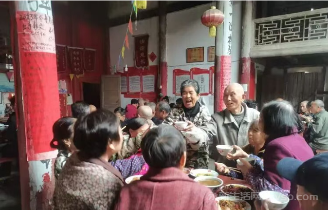 永新县石桥镇垅中村敬老孝老蔚然成风