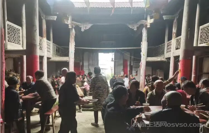 永新县石桥镇垅中村敬老孝老蔚然成风