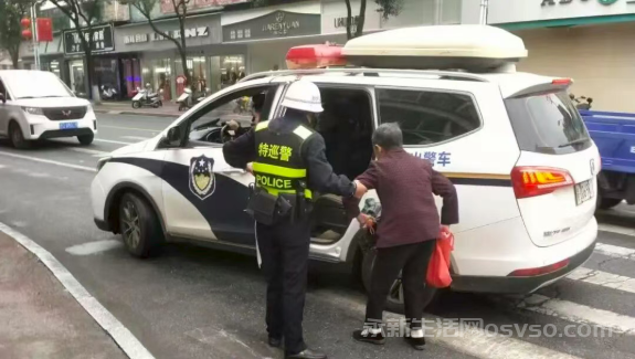 永新特巡警用责任守护迷路老人 步履匆匆寻归途