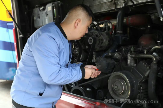 永新开往深圳长途客车一名乘客突发疾病昏迷 司乘协力救助