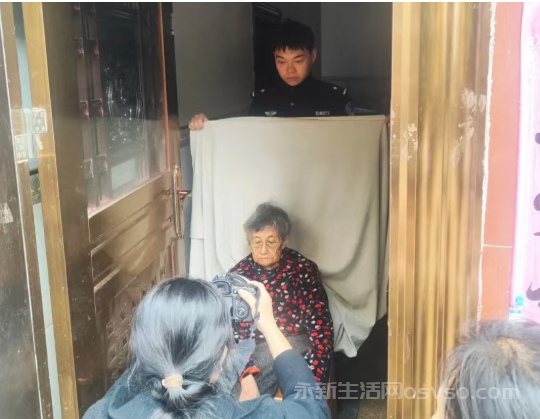 高桥楼派出所民警上门为年迈老人拍照