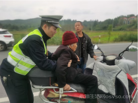 永新县公安局交管大队送迷路老人平安归家