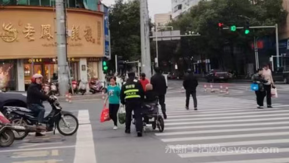 永新一位坐轮椅老人滑向主干道 两名特巡警队员守护